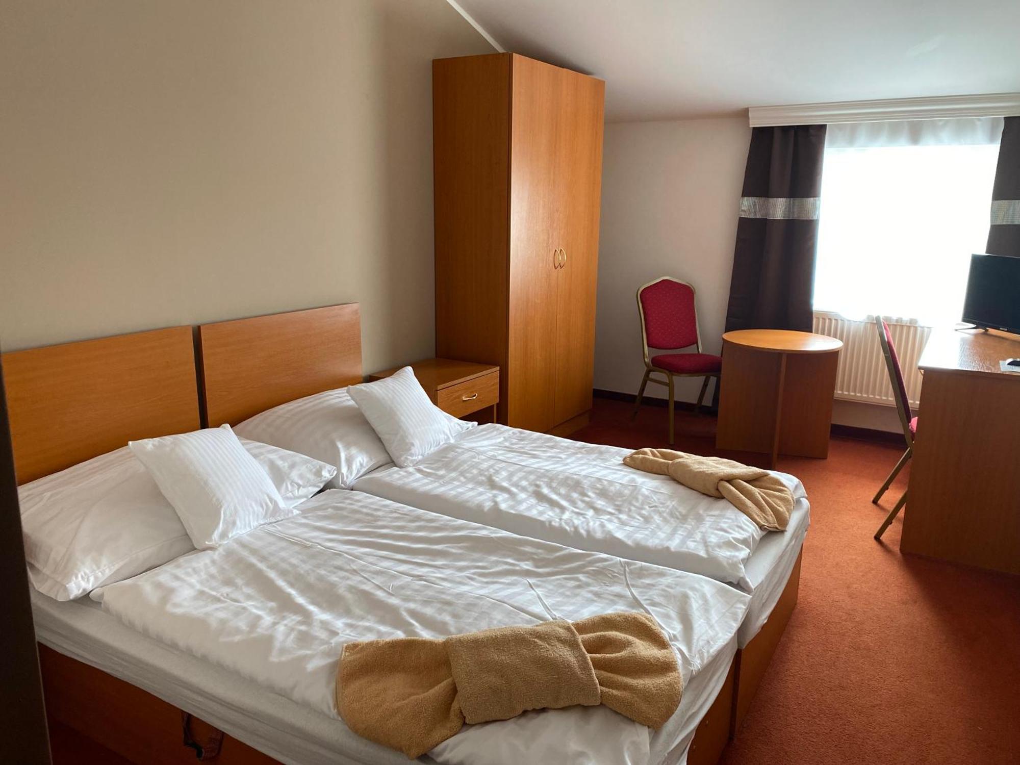 Hotel Cerny Orel Zatec Luaran gambar